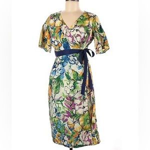 Jonathan Martin Dress
	•Sheath
	•V-neck
	•Short sleeve
	•Floral
	•Knee length